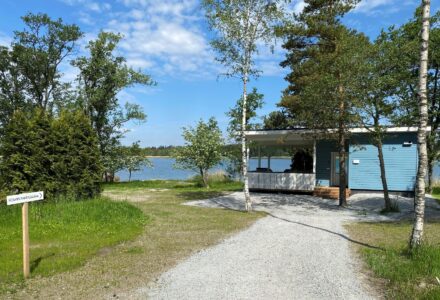 Sauna meren rannalla_Holm Merikoivula