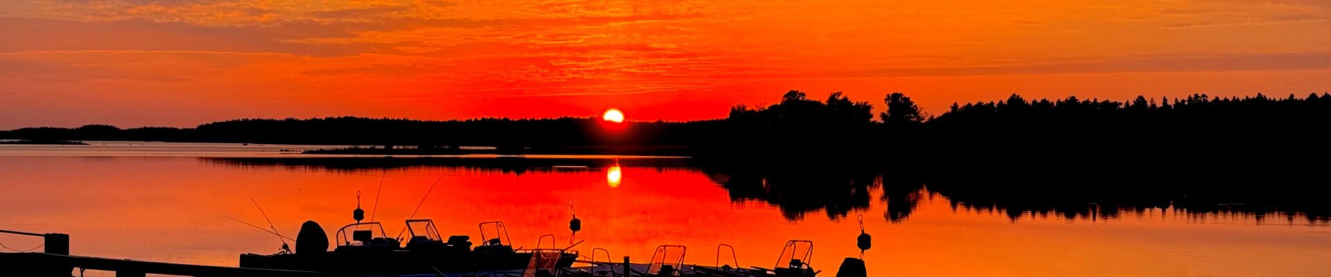 Tiimipäivä tai tykypäivä saaristossa auringonlaskua nauttien_MeriKoivula